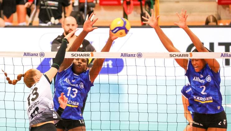 BAU 28 09 2024 Stuttgart Volleyball Supercup Allianz MTV Stuttgart vs Schwarz Weiss Erfurt, f l Lara Alyssa Kettner SW , Krystal Rivers Allianz , Breland Morrissette Allianz