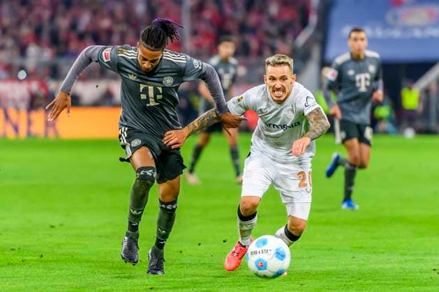 GER, DFB, FC Bayern Muenchen vs Bayer 04 Leverkusen 28 09 2024, Allianz Arena, Muenchen, GER, DFB, FC Bayern Muenchen vs Bayer 04 Leverkusen , in the picture Michael Olise FCB 17 in a duel against Alejandro Grimaldo Leverkusen 20 nordphotoxGmbHx xStraubmeier nph00004