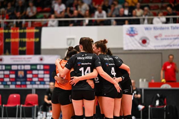 1 Volleyball Bundesliga Women, Dresdner SC vs Ladies in Black Aachen 28 09 2024 The Ladies in Black cheer together 1 Volleyball Bundesliga Women, Dresdner SC vs Ladies in Black Aachen on 28 09 2024 at the Margon Arena Dresden Copyright: xBEAUTIFULxSPORTS Hoepnerx