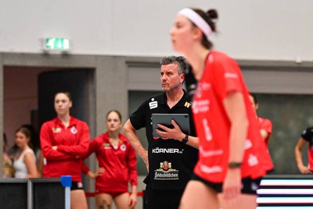 1 Volleyball Bundesliga Women, Dresdner SC vs Ladies in Black Aachen 28 09 2024 Alexander Waibl Head Coach Dresdner SC 1 Volleyball Bundesliga Women, Dresdner SC vs Ladies in Black Aachen on 28 09 2024 at Margon Arena Dresden Copyright: xBEAUTIFULxSPORTS Hoepnerx