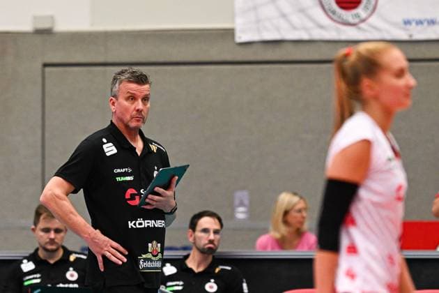 1 Volleyball Bundesliga Women, Dresdner SC vs Ladies in Black Aachen 28 09 2024 Alexander Waibl Head Coach Dresdner SC 1 Volleyball Bundesliga Women, Dresdner SC vs Ladies in Black Aachen on 28 09 2024 at Margon Arena Dresden Copyright: xBEAUTIFULxSPORTS Hoepnerx