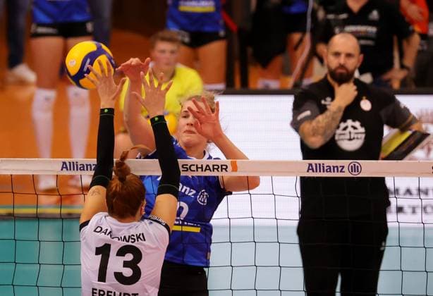 BAU 28 09 2024 Stuttgart Volleyball Supercup Allianz MTV Stuttgart vs Schwarz Weiss Erfurt, f l Lara Alyssa Darowski SW , Jolien Knollema Allianz