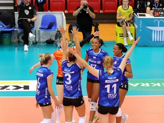 BAU 28 09 2024 Stuttgart Volleyball Supercup Allianz MTV Stuttgart vs Schwarz Weiss Erfurt, cheering Allianz , center Leilani Slacanin Allianz