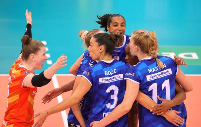 BAU 28 09 2024 Stuttgart Volleyball Supercup Allianz MTV Stuttgart vs Schwarz Weiss Erfurt, cheering Allianz , center Leilani Slacanin Allianz
