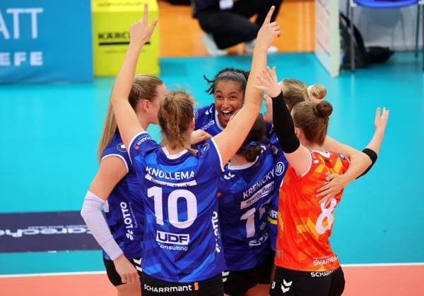 BAU 28 09 2024 Stuttgart Volleyball Supercup Allianz MTV Stuttgart vs Schwarz Weiss Erfurt, cheering Allianz , center Leilani Slacanin Allianz