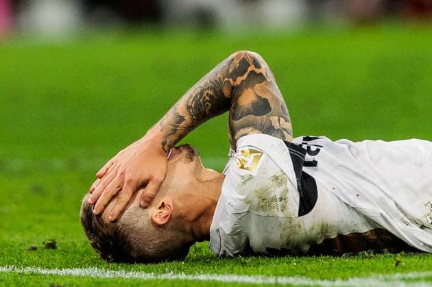 1 Soccer Bundesliga FC Bayern Munich Bayer 04 Leverkusen 28 09 2024 Alejandro Grimaldo Bayer 04 Leverkusen, 20 lies frustrated on the ground with his hands in front of his face 1 Soccer Bundesliga, FC Bayern Munich Bayer 04 Leverkusen Munich, Allianz Arena on 28 09 2024 DFL REGULATIONS PROHIBIT ANY USE OF PHOTOGRAPHS AS IMAGE SEQUENCES AND OR QUASI VIDEO Copyright: xBEAUTIFULxSPORTS Wunderlx