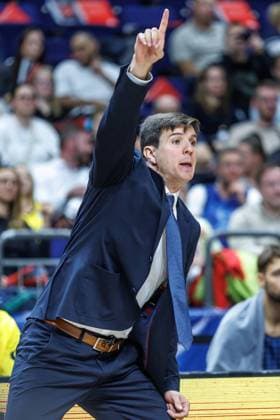 28 09 2024, Berlin, Basketball, 1 Bundesliga, easyCredit BBL, Main Round, Matchday 2, Uber Arena ALBA BERLIN EWE Baskets Oldenburg Head Coach Pedro Calles of EWE Baskets Oldenburg calls something to his team ALBA BERLIN EWE Baskets Oldenburg