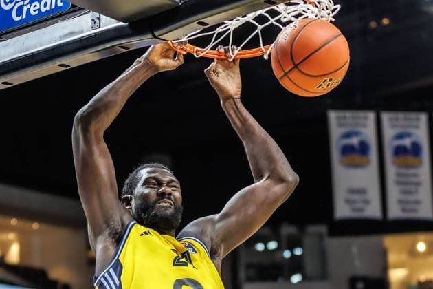 28 09 2024, Berlin, Basketball, 1 Bundesliga, easyCredit BBL, Main Round, Matchday 2, Uber Arena ALBA BERLIN EWE Baskets Oldenburg Albas Khalifa Koumadje puts a ball in the basket and hangs on to it ALBA BERLIN EWE Baskets Oldenburg