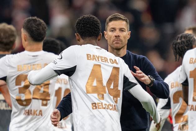 Bilder des Jahres 2024, Sport 09 September Sport Themen der Woche KW39 Cheftrainer Xabi Alonso (Bayer 04 Leverkusen) nimmt Jeanuel Belocian 44 (Bayer 04 Leverkusen) in den Arm, FC Bayern Muenchen vs. Bayer 04 Leverkusen, Fussball, Bundesliga, 5. Spieltag, 28.09.2024 DFB regulations prohibit any use of photographs as image sequences and or quasi-video Muenchen Bayern Deutschland *** Head coach Xabi Alonso Bayer 04 Leverkusen takes Jeanuel Belocian 44 Bayer 04 Leverkusen in his arms, FC Bayern Muenchen vs Bayer 04 Leverkusen, Football, Bundesliga, 5 Matchday, 28 09 2024 DFB regulations prohibit any use of photographs as image sequences and or quasi video Muenchen Bayern Germany Copyright: xkolbert-press UlrichxGamelx