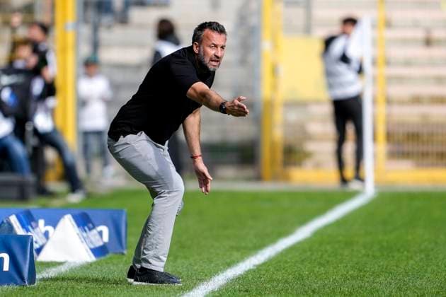 Christoph Dabrowski coach, head coach, Essen , gives instructions, gestures, gesticulates with arms, cropped, full body, single image, single photo, action, action, 28 09 2024, Mannheim Germany , football, 3 Liga, SV Waldhof Mannheim Rot Weiss Essen, DFB DFL REGULATIONS PROHIBIT ANY USE OF PHOTOGRAPHS AS IMAGE SEQUENCES AND OR QUASI VIDEO xozx