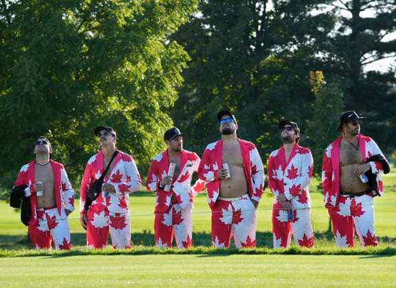 September 28, 2024, Montreal, Pq, Canada: Fans watch a shot from United States team member Scottie Scheffler during their fourth round foursomes match at the Presidents Cup golf tournament at Royal Montreal Golf Club, in Montreal, Saturday, Sept. 28, 2024. Canada News - September 28, 2024  - ZUMAc35_ 20240928_zaf_c35_134 Copyright: xFrankxGunnx