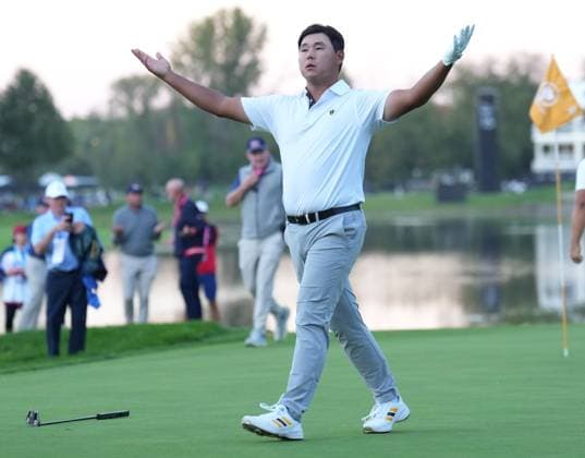 September 28, 2024, Montreal, Pq, Canada: International team member Si Woo Kim of South Korea, celebrates after chipping in to win the 16th hole during their fourth round foursomes match at the Presidents Cup golf tournament at Royal Montreal Golf Club Saturday, September 28, 2024 in Montreal. Si Woo Kim,  - ZUMAc35_ 20240928_zaf_c35_194 Copyright: xNathanxDenettex