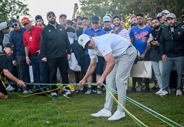 September 28, 2024, Montreal, Pq, Canada: International team member Adam Scott of Australia removes wiring from around his ball on the 17th hole during his fourth round foursome match at the Presidents Cup golf tournament at the Royal Montreal Golf Club in Montreal, Saturday, Sept. 28, 2024. Adam Scott,  - ZUMAc35_ 20240928_zaf_c35_179 Copyright: xGrahamxHughesx