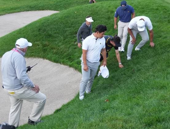 September 28, 2024, Montreal, Pq, Canada: International team member Si Woo Kim of South Korea, looks for his ball on the16th hole during their fourth round foursomes match at the Presidents Cup golf tournament at Royal Montreal Golf Club Saturday, September 28, 2024 in Montreal. Si Woo Kim,  - ZUMAc35_ 20240928_zaf_c35_196 Copyright: xNathanxDenettex