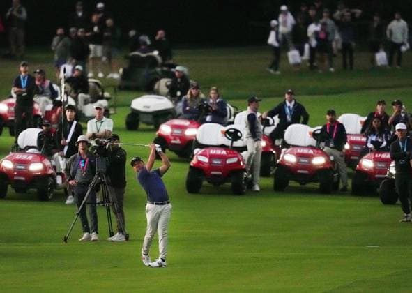 September 28, 2024, Montreal, Pq, Canada: United States team member Xander Schauffele hits his approach to the 18th green in the twilight during their fourth round foursomes match at the Presidents Cup golf tournament at Royal Montreal Golf Club Saturday, September 28, 2024 in Montreal. Xander Schauffele,  - ZUMAc35_ 20240928_zaf_c35_203 Copyright: xNathanxDenettex