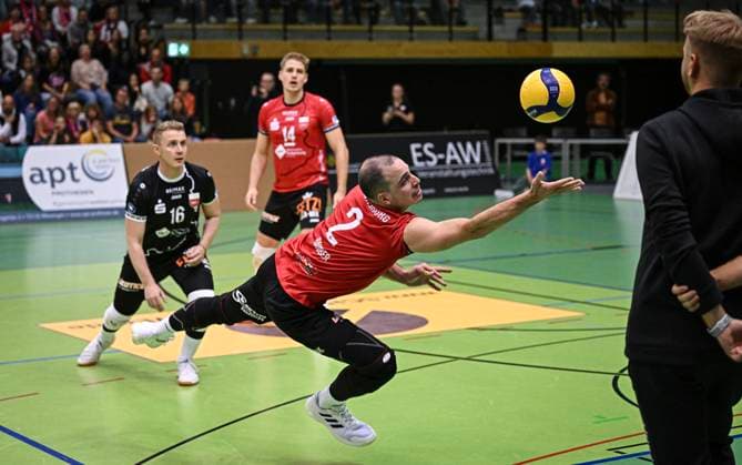 Volleyball 2 Bundesliga season 2024 2025 Volksbank Arena 28 09 2024 TV Rottenburg Dentalservice Gust VC Dresden Moritz Rauber center, TV Rottenburg watched by Hannes Elsaesser left, TV Rottenburg and coach Jan Scheuermann right, TV Rottenburg