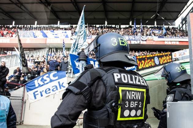 2 Fußball Bundesliga 1 FC Köln Karlsruher SC 29 09 2024 Police officers stand in front of the fans of Karlsruher SC 2 Fußball Bundesliga 1 FC Köln Karlsruher SC Rhein Energie Stadion, Köln 29 09 2024 DFL REGULATES PROHIBIT ANY USE OF PHOTOGRAPHS AS IMAGE SEQUENCES AND OR QUASI VIDEO Copyright: xBEAUTIFULxSPORTS Buriakovx