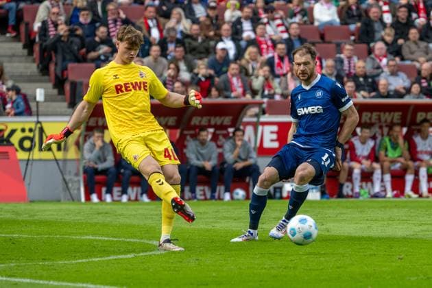 29 09 2024, Soccer 2 Bundesliga, Season 2024 2025, Matchday 07, 1 FC Koeln vs Karlsruher SC at RheinEnergieStadion in Cologne duel between Jonas Urbig 1 FC Koeln, 40 and Budu Zivzivadze Karlsruher SC, 11 Important note In accordance with the regulations of the DFL German Football League and the DFB German Football Association, it is prohibited to utilize or have utilized photographs taken in the stadium and or of the match in the form of sequential images and or video-like photo series Foto Kirchner Media TH Copyright: xKirchner-Media THx