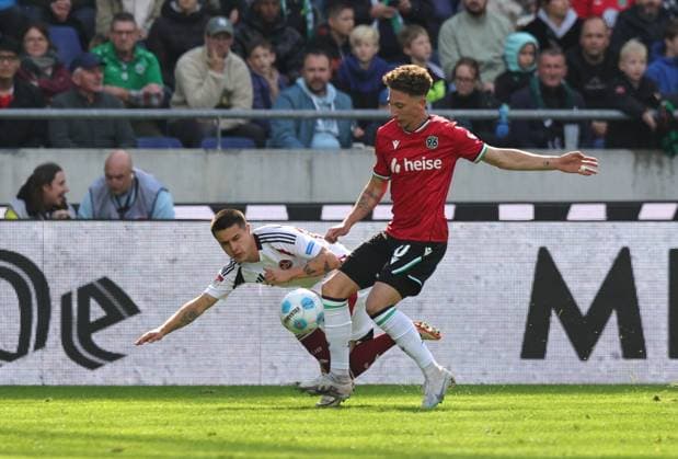 29 09 2024 Soccer Season 2024 2025 2 Soccer Bundesliga 07 Matchday Hannover 96 H96 1 FC Nürnberg FCN Club Sportfoto Zink DaMa xdaxmax DFL regulations prohibit any use of photographs as image sequences and or quasi video only for editorial use Oliver Villadsen 2, 1 FC Nürnberg FCN falls gg Jannik Rochelt 10, Hannover 96 H96 hin rutscht aus