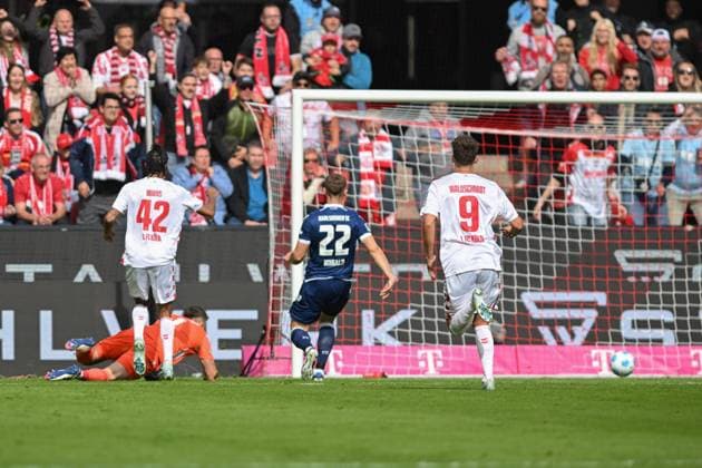 Damion Downs Koeln 42 scores the goal for 2 0 29 09 2024 Soccer 1 FC Koeln vs Karlsruher SC, Rheinenergiestadion, Koeln, DFB DFL REGULATIONS PROHIBIT ANY USE OF PHOTOGRAPHS AS IMAGE SEQUENCES AND OR QUASI VIDEO NRW Germany Copyright: xpepphotox xSaschaxWeizx pep00321, pep_20240929_hm_0210