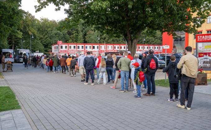 Football, Women, Season 2024 2025, 2 Frauen Bundesliga 5 Spieltag , 1 FC Union Berlin FC Bayern München II, Union fans form a long queue at the entrance a few minutes before kick-off, 29 09 2024, Copyright: xMatthiasxKochx