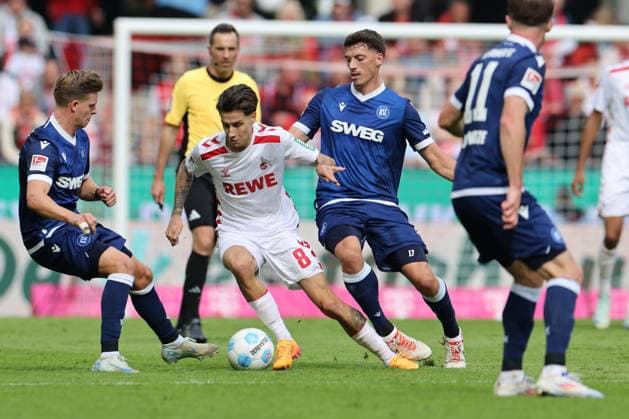 GER, 2 FBL 1 FC Koeln vs Karlsruher SC 29 09 2024, Rheinenergie Stadion, Koeln, GER, 2 FBL 1 FC Koeln vs Karlsruher SC , in the picture Denis Huseinbasic FC Koeln 8 , in a duel against Nicolai Rapp Karlsruhe 17 , nordphotoxGmbHx xMeuter nph00351