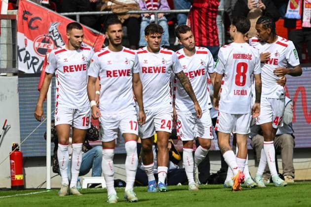 Tim Lemperle Koeln 19 cheers with the team after scoring the 4 2 goal 29 09 2024 Soccer 1 FC Koeln vs Karlsruher SC, Rheinenergiestadion, Koeln, DFB DFL REGULATIONS PROHIBIT ANY USE OF PHOTOGRAPHS AS IMAGE SEQUENCES AND OR QUASI VIDEO NRW Germany Copyright: xpepphotox xSaschaxWeizx pep00321, pep_20240929_hm_0131
