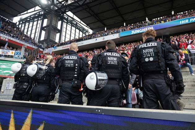 2 Fußball Bundesliga 1 FC Köln Karlsruher SC 29 09 2024 Police officers stand in the spectator area, fans ofKarlsruher SC 2 Fußball Bundesliga 1 FC Köln Karlsruher SC Rhein Energie Stadion, Köln 29 09 2024 DFL REGULATES PROHIBIT ANY USE OF PHOTOGRAPHS AS IMAGE SEQUENCES AND OR QUASI VIDEO Copyright: xBEAUTIFULxSPORTS Buriakovx