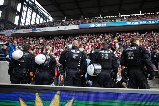 2 Fußball Bundesliga 1 FC Köln Karlsruher SC 29 09 2024 Police officers standing in the spectator area, fans of 1 FC Köln 2 Fußball Bundesliga 1 FC Köln Karlsruher SC Rhein Energie Stadion, Köln 29 09 2024 DFL REGULATES PROHIBIT ANY USE OF PHOTOGRAPHS AS IMAGE SEQUENCES AND OR QUASI VIDEO Copyright: xBEAUTIFULxSPORTS Buriakovx