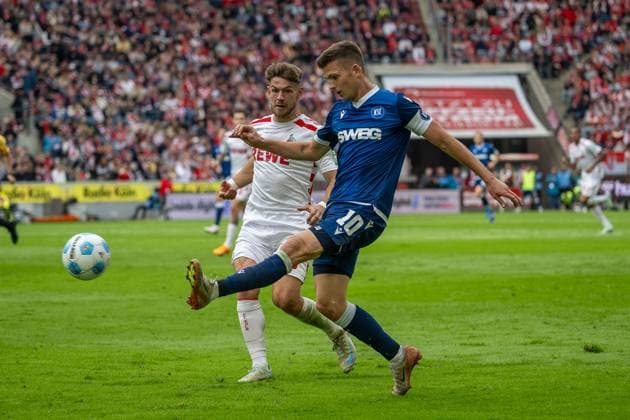 29 09 2024, Soccer 2 Bundesliga, Season 2024 2025, Matchday 07, 1 FC Koeln vs Karlsruher SC at RheinEnergieStadion in Cologne duel between Jan Thielmann 1 FC Koeln, 29 and Marvin Wanitzek Karlsruher SC, 10 Important note In accordance with the regulations of the DFL German Football League and the DFB German Football Association, it is prohibited to utilize or have utilized photographs taken in the stadium or of the match in the form of sequential images or video-like photo series Foto Kirchner Media TH Copyright: xKirchner-Media THx