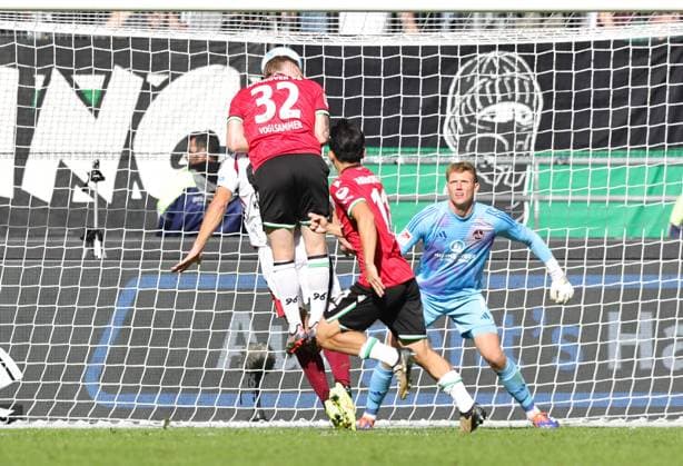 29 09 2024 Soccer Season 2024 2025 2 Soccer Bundesliga 07 Matchday Hannover 96 H96 1 FC Nürnberg FCN Club Sportfoto Zink DaMa xdaxmax DFL regulations prohibit any use of photographs as image sequences and or quasi video only for editorial use Ondrej Karafiat 44, 1 FC Nürnberg FCN in header duel with Andreas Voglsammer 32, Hannover 96 H96 watched by Jan Reichert 1, 1 FC Nürnberg FCN