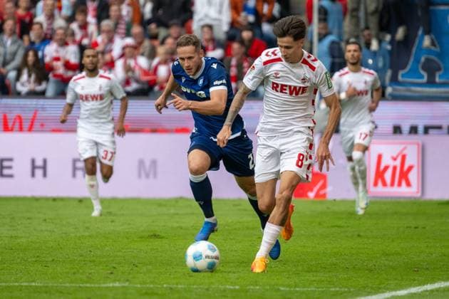29 09 2024, Soccer 2 Bundesliga, Season 2024 2025, 07 Matchday, 1 FC Koeln vs Karlsruher SC at RheinEnergieStadion in Cologne Sprint duel between Chistoph Kobald Karlsruher SC, 22 and Denis Huseinbasic 1 FC Koeln, 08 Important note In accordance with the regulations of the DFL German Football League and the DFB German Football Association, it is prohibited to utilize or have utilized photographs taken in the stadium or of the match in the form of sequential images or video-like photo series Foto Kirchner Media TH Copyright: xKirchner-Media THx