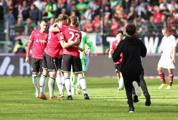 29 09 2024 Soccer Season 2024 2025 2 Soccer Bundesliga 07 Matchday Hannover 96 H96 1 FC Nürnberg FCN Club Sportfoto Zink DaMa xdaxmax DFL regulations prohibit any use of photographs as image sequences and or quasi video only for editorial use Cheering joy after end of match Team of Hannover 96 celebrates Children running on pitch