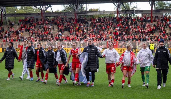 Soccer, Women, Season 2024 2025, 2 Womens Bundesliga 5 Matchday , 1 FC Union Berlin FC Bayern Munich II, Union with the fans, cheering after the final whistle, 29 09 2024, Copyright: xMatthiasxKochx