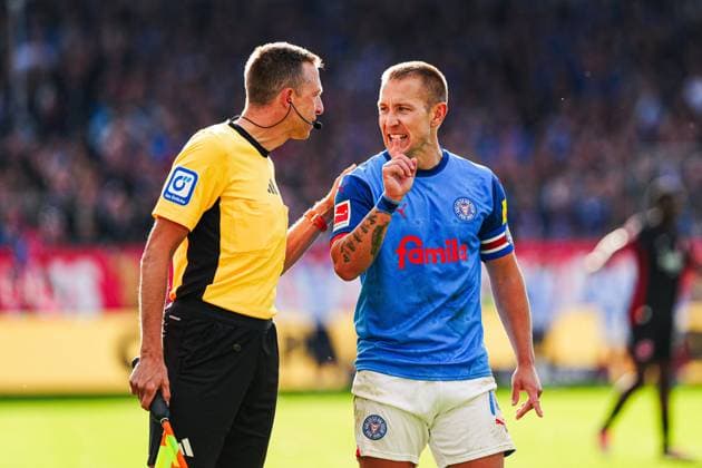 Line referee and Lewis Holtby Holstein Kiel, 10 discuss after goal to 2 1 Shuto Machino Holstein Kiel, 18 , ABERKANNT GER, Holstein Kiel vs Eintracht Frankfurt, Football, Bundesliga, Matchday 5, Season 2024 25, 29 09 2024 DFL REGULATES PROHIBIT ANY USE OF PHOTOGRAPHS AS IMAGE SEQUENCES AND OR QUASI VIDEO GER, Holstein Kiel vs Eintracht Frankfurt, Football, Bundesliga, Matchday 5, Season 2024 25, 29 09 2024 Kiel Copyright: xEibner-Pressefoto MarcelxvonxFehrnx EP_MFN