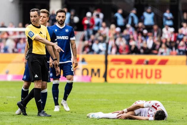 2 Fußball Bundesliga 1 FC Köln Karlsruher SC 29 09 2024 Leart Pacarada 1 FC Köln, 17 lies on the grass after the foul, Benjamin Brand Referee, Schwebheim 2 Fußball Bundesliga 1 FC Köln Karlsruher SC Rhein Energie Stadion, Köln 29 09 2024 DFL REGULATIONS PROHIBIT ANY USE OF PHOTOGRAPHS AS IMAGE SEQUENCES AND OR QUASI VIDEO Copyright: xBEAUTIFULxSPORTS Buriakovx