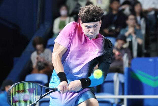 September 29, 2024, Tokyo, Japan - Ben Shelton of the United States retuens the ball against Arthur Fils of France at the quarter-final match of the Japan Open Tennis championships at the Ariake Colosseum in Tokyo on Sunday, September 29, 2024. Draper withdrew the game by injury. (photo by Yoshio Tsunoda AFLO) Noxthirdxpartyxsales  (0765651842st)