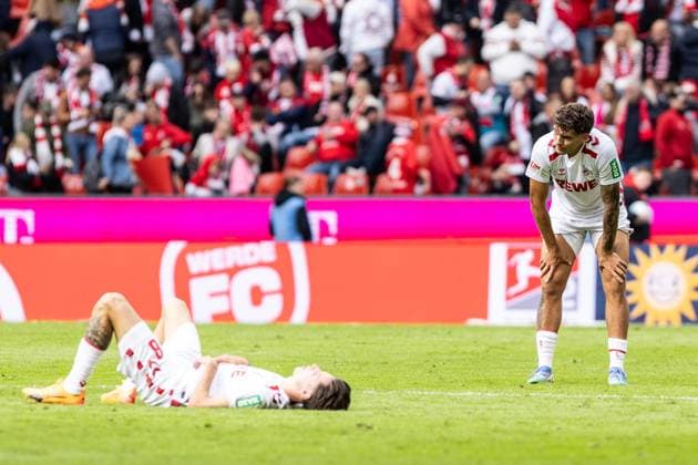 2 Fußball Bundesliga 1 FC Köln Karlsruher SC 29 09 2024 Denis Huseinbasic 1 FC Köln, 8 lies on the pitch after the match, Julian Pauli 1 FC Köln, 24 stands next to it, disappointed 2 Fußball Bundesliga 1 FC Köln Karlsruher SC Rhein Energie Stadion, Köln 29 09 2024 DFL REGULATIONS PROHIBIT ANY USE OF PHOTOGRAPHS AS IMAGE SEQUENCES AND OR QUASI VIDEO Copyright: xBEAUTIFULxSPORTS Buriakovx