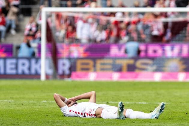 2 Fußball Bundesliga 1 FC Köln Karlsruher SC 29 09 2024 Leart Pacarada 1 FC Köln, 17 lies on the pitch after the match, disappointed 2 Fußball Bundesliga 1 FC Köln Karlsruher SC Rhein Energie Stadion, Köln 29 09 2024 DFL REGULATIONS PROHIBIT ANY USE OF PHOTOGRAPHS AS IMAGE SEQUENCES AND OR QUASI VIDEO Copyright: xBEAUTIFULxSPORTS Buriakovx