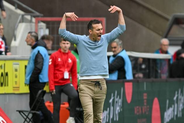 Christian Eichner Karlsruhe Trainer unzufrieden enttäuscht enttaeuscht niedergeschlagen frustriert, 29 09 2024 Soccer 1 FC Koeln vs Karlsruher SC, Rheinenergiestadion, Koeln, DFB DFL REGULATIONS PROHIBIT ANY USE OF PHOTOGRAPHS AS IMAGE SEQUENCES AND OR QUASI VIDEO NRW Germany Copyright: xpepphotox xSaschaxWeizx pep00321, pep_20240929_hm_1759