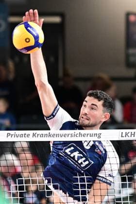 Volleyball I Men I Season 2024 2025 I Bundesliga I 2 Matchday I SVG Lüneburg TSV Haching Munich I 29 9 2024 Lorenz Karlitzek 10, SVG Lüneburg New signing, attacking shot Lüneburg LKH Arena Lower Saxony Germany Copyright: xLobeca AndreasxHannigx