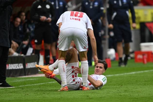 Denis Huseinbasic Koeln 8 injured on the ground, Rasmus Carstensen Koeln 18 bends over him 29 09 2024 Soccer 1 FC Koeln vs Karlsruher SC, Rheinenergiestadion, Koeln, DFB DFL REGULATIONS PROHIBIT ANY USE OF PHOTOGRAPHS AS IMAGE SEQUENCES AND OR QUASI VIDEO NRW Germany Copyright: xpepphotox xSaschaxWeizx pep00321, pep_20240929_hm_1392
