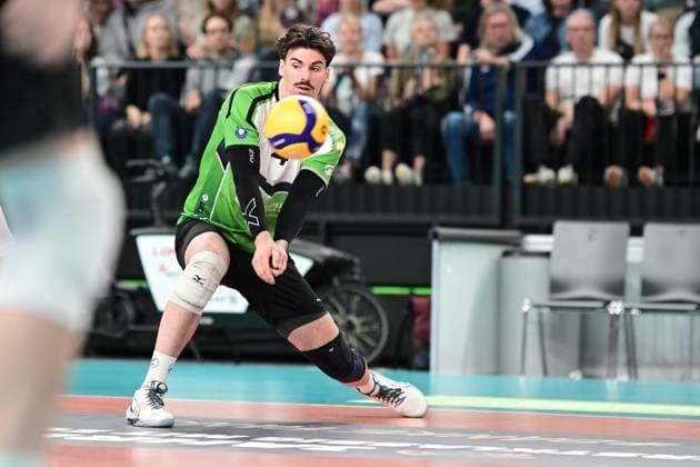 Volleyball I Men I Season 2024 2025 I Bundesliga I 2 Matchday I SVG Lüneburg TSV Haching Munich I 29 9 2024 Eric Christopher Visgitis 4, VC Bitterfeld Wolfen must let the ball pass yet another ace for SVG Lüneburg Lüneburg LKH Arena Niedersachsen Germany Copyright: xLobeca AndreasxHannigx