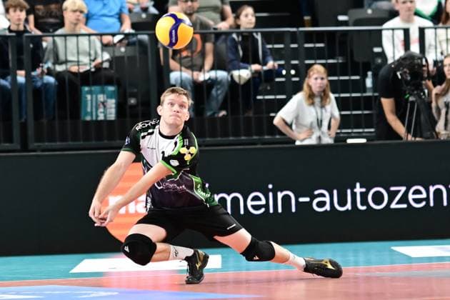 Volleyball I Men I Season 2024 2025 I Bundesliga I 2 Matchday I SVG Lüneburg TSV Haching Munich I 29 9 2024 Michael Haßmann 1, VC Bitterfeld Wolfen in the Ballannahme Lüneburg LKH Arena Niedersachsen Germany Copyright: xLobeca AndreasxHannigx