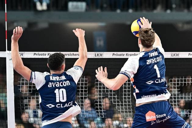 Volleyball I Men I Season 2024 2025 I Bundesliga I 2 Matchday I SVG Lüneburg TSV Haching Munich I 29 9 2024 Lorenz Karlitzek 10, SVG Lüneburg and Simon Torwie 1, SVG Lüneburg bim Block Simon Torwie 1, SVG Lüneburg passt auf un blockt mit einer Hand Lüneburg LKH Arena Niedersachsen Germany Copyright: xLobeca AndreasxHannigx
