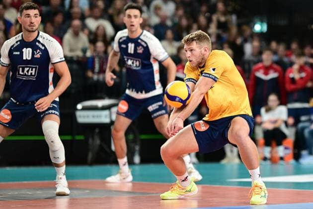 Volleyball I Men I Season 2024 2025 I Bundesliga I 2 Matchday I SVG Lüneburg TSV Haching Munich I 29 9 2024 Lorenz Karlitzek 10, SVG Lüneburg and Xander Wolf Wassenaar Ketrzynski 11, SVG Lüneburg marvel at the reception of Gage Thomas Wortley 6, SVG Lüneburg Lüneburg LKH Arena Niedersachsen Germany Copyright: xLobeca AndreasxHannigx