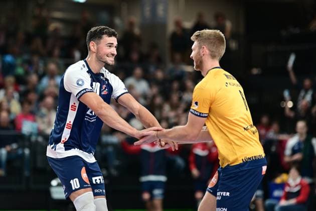 Volleyball I Men I Season 2024 2025 I Bundesliga I 2 Matchday I SVG Lüneburg TSV Haching Munich I 29 9 2024 Lorenz Karlitzek 10, SVG Lüneburg happy with Gage Thomas Wortley 6, SVG Lüneburg Lüneburg LKH Arena Niedersachsen Germany Copyright: xLobeca AndreasxHannigx