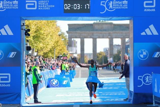 Bilder des Jahres 2024, Sport 09 September Sport Themen der Woche KW39 Sport Bilder des Tages (240929) -- BERLIN, Sept. 29, 2024 -- Winner Mikesa Mengesha of Ethiopia dashes past the finish line at the men s race of the Berlin Marathon 2024 in Berlin, capital of Germany, Sept. 29, 2024. ) (SP)GERMANY-BERLIN-MARATHON DuxZheyu 
