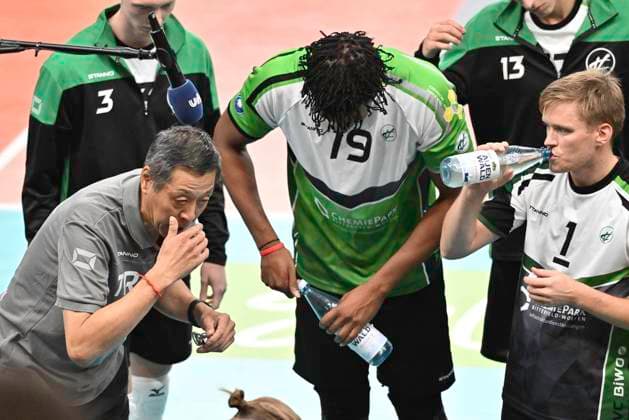 GER 1 VBL, SVG Lueneburg vs VC Bitterfeld Wolfen 29 09 2024, LKH Arena, Lueneburg, GER 1 VBL, SVG Lueneburg vs VC Bitterfeld Wolfen, in the picture coach Chang Cheng Liu Bitterfeld talks to his team nordphotoxGmbH xWitke nph00002