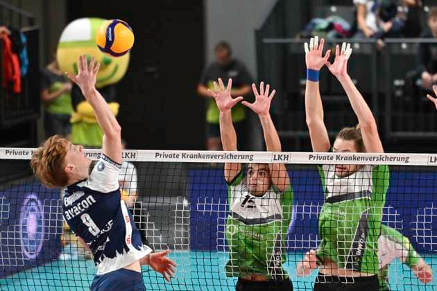 GER 1 VBL, SVG Lueneburg vs VC Bitterfeld Wolfen 29 09 2024, LKH Arena, Lueneburg, GER 1 VBL, SVG Lueneburg vs VC Bitterfeld Wolfen, in the picture Oskar Alve Espeland Lueneburg 09 tries to assert himself against Lukas Salimi Bitterfeld 15 and Franz Huether Hüther Bitterfeld 07 nordphotoxGmbH xWitke nph00002
